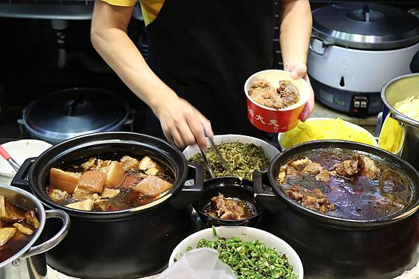 花蓮市=<食>滷大夫新城爌肉飯~蛋液+泡菜+滷汁=超級對味的啦= 花蓮市=<食>滷大夫新城爌肉飯~蛋液+泡菜+滷汁=超級對味的啦=