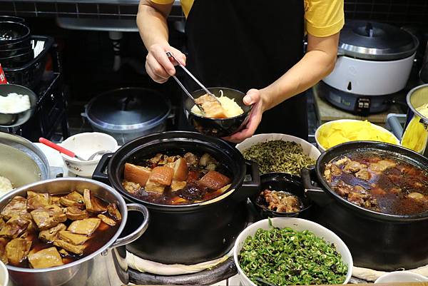 花蓮市=<食>滷大夫新城爌肉飯~蛋液+泡菜+滷汁=超級對味的啦= 花蓮市=<食>滷大夫新城爌肉飯~蛋液+泡菜+滷汁=超級對味的啦=