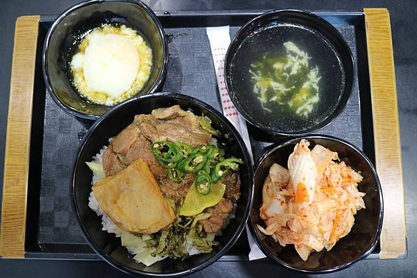 花蓮市=<食>滷大夫新城爌肉飯~蛋液+泡菜+滷汁=超級對味的啦= 花蓮市=<食>滷大夫新城爌肉飯~蛋液+泡菜+滷汁=超級對味的啦=