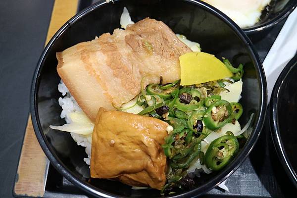 花蓮市=<食>滷大夫新城爌肉飯~蛋液+泡菜+滷汁=超級對味的啦= 花蓮市=<食>滷大夫新城爌肉飯~蛋液+泡菜+滷汁=超級對味的啦=