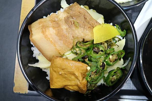 花蓮市=<食>滷大夫新城爌肉飯~蛋液+泡菜+滷汁=超級對味的啦= 花蓮市=<食>滷大夫新城爌肉飯~蛋液+泡菜+滷汁=超級對味的啦=