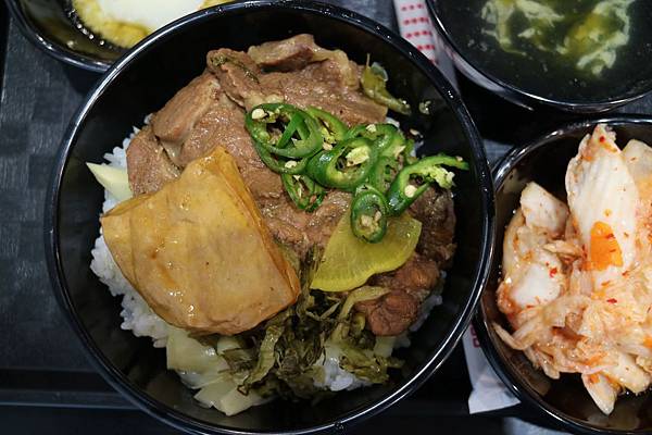 花蓮市=<食>滷大夫新城爌肉飯~蛋液+泡菜+滷汁=超級對味的啦= 花蓮市=<食>滷大夫新城爌肉飯~蛋液+泡菜+滷汁=超級對味的啦=