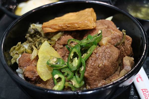 花蓮市=<食>滷大夫新城爌肉飯~蛋液+泡菜+滷汁=超級對味的啦= 花蓮市=<食>滷大夫新城爌肉飯~蛋液+泡菜+滷汁=超級對味的啦=