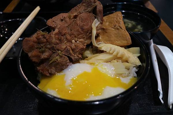 花蓮市=<食>滷大夫新城爌肉飯~蛋液+泡菜+滷汁=超級對味的啦= 花蓮市=<食>滷大夫新城爌肉飯~蛋液+泡菜+滷汁=超級對味的啦=