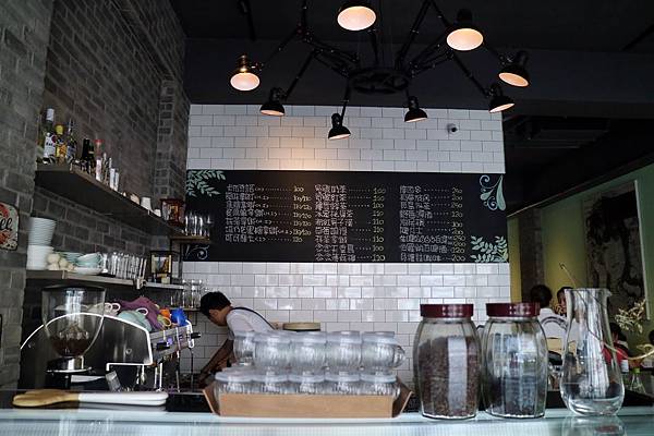 高雄鼓山區=<食>5號後院~中價位早午餐店*外國主廚*周末小酒館!真是偷得浮生半日閒呀~= 高雄鼓山區=<食>5號後院~中價位早午餐店*外國主廚*周末小酒館!真是偷得浮生半日閒呀~=