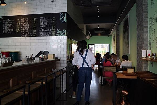 高雄鼓山區=<食>5號後院~中價位早午餐店*外國主廚*周末小酒館!真是偷得浮生半日閒呀~= 高雄鼓山區=<食>5號後院~中價位早午餐店*外國主廚*周末小酒館!真是偷得浮生半日閒呀~=