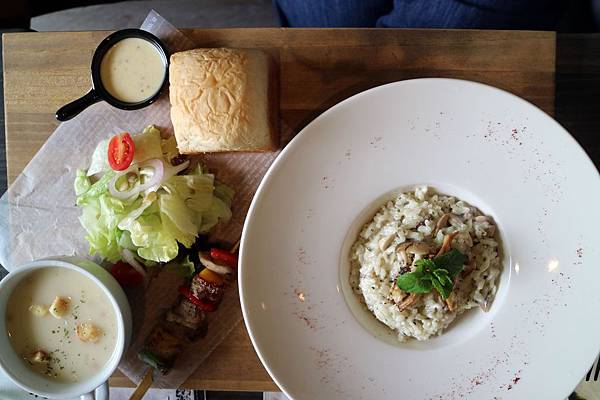 高雄鼓山區=<食>5號後院~中價位早午餐店*外國主廚*周末小酒館!真是偷得浮生半日閒呀~= 高雄鼓山區=<食>5號後院~中價位早午餐店*外國主廚*周末小酒館!真是偷得浮生半日閒呀~=