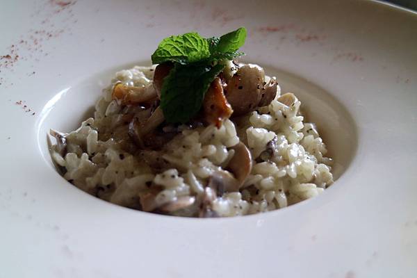 高雄鼓山區=<食>5號後院~中價位早午餐店*外國主廚*周末小酒館!真是偷得浮生半日閒呀~= 高雄鼓山區=<食>5號後院~中價位早午餐店*外國主廚*周末小酒館!真是偷得浮生半日閒呀~=