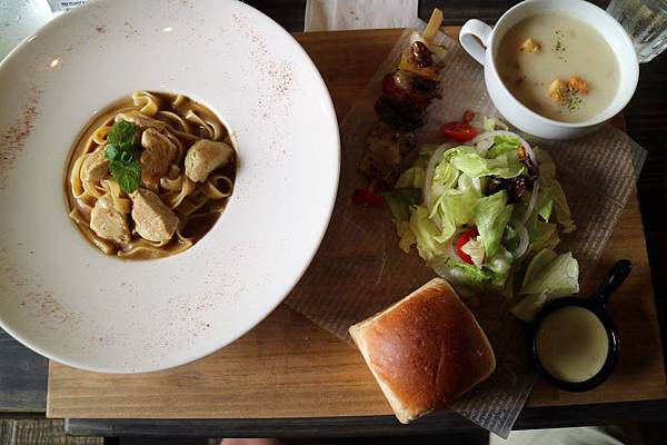 高雄鼓山區=<食>5號後院~中價位早午餐店*外國主廚*周末小酒館!真是偷得浮生半日閒呀~= 高雄鼓山區=<食>5號後院~中價位早午餐店*外國主廚*周末小酒館!真是偷得浮生半日閒呀~=