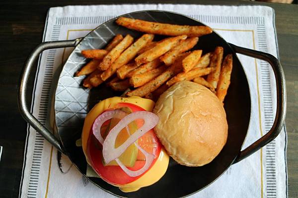 高雄鼓山區=<食>5號後院~中價位早午餐店*外國主廚*周末小酒館!真是偷得浮生半日閒呀~= 高雄鼓山區=<食>5號後院~中價位早午餐店*外國主廚*周末小酒館!真是偷得浮生半日閒呀~=