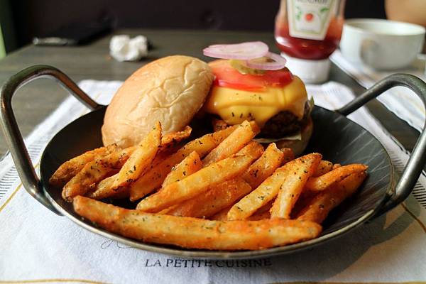 高雄鼓山區=<食>5號後院~中價位早午餐店*外國主廚*周末小酒館!真是偷得浮生半日閒呀~= 高雄鼓山區=<食>5號後院~中價位早午餐店*外國主廚*周末小酒館!真是偷得浮生半日閒呀~=