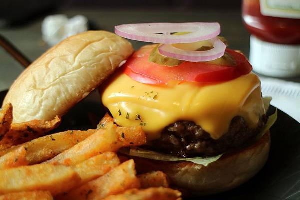 高雄鼓山區=<食>5號後院~中價位早午餐店*外國主廚*周末小酒館!真是偷得浮生半日閒呀~= 高雄鼓山區=<食>5號後院~中價位早午餐店*外國主廚*周末小酒館!真是偷得浮生半日閒呀~=