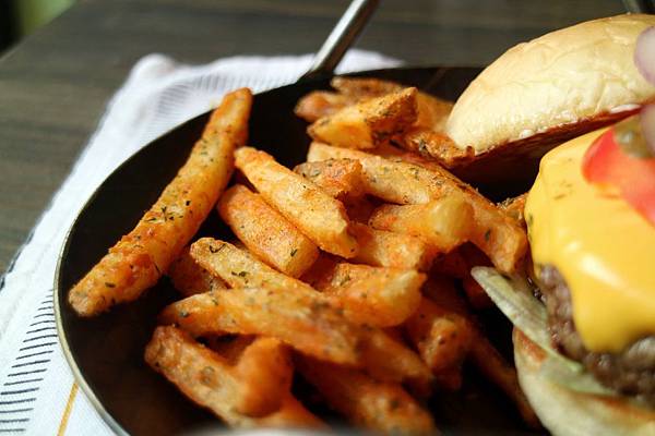 高雄鼓山區=<食>5號後院~中價位早午餐店*外國主廚*周末小酒館!真是偷得浮生半日閒呀~= 高雄鼓山區=<食>5號後院~中價位早午餐店*外國主廚*周末小酒館!真是偷得浮生半日閒呀~=