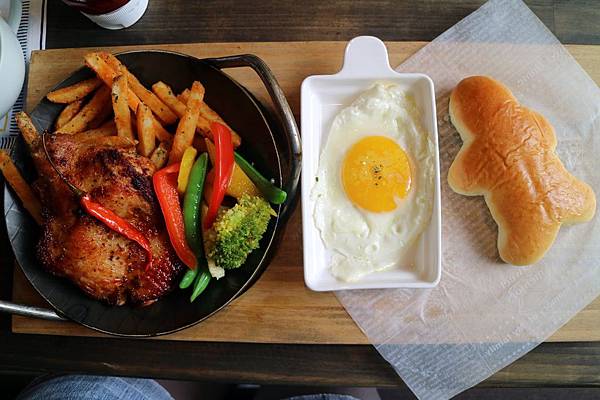 高雄鼓山區=<食>5號後院~中價位早午餐店*外國主廚*周末小酒館!真是偷得浮生半日閒呀~= 高雄鼓山區=<食>5號後院~中價位早午餐店*外國主廚*周末小酒館!真是偷得浮生半日閒呀~=