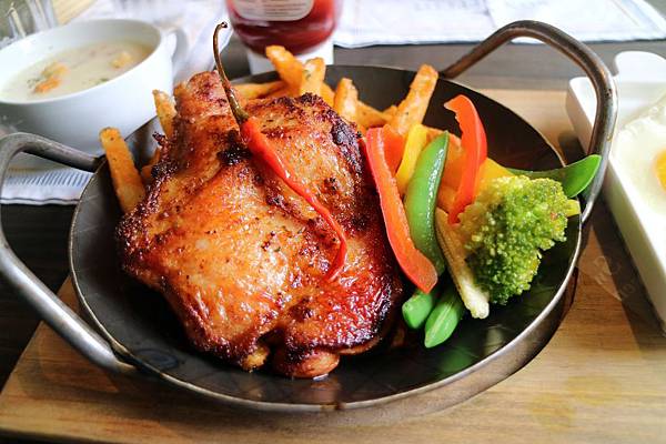 高雄鼓山區=<食>5號後院~中價位早午餐店*外國主廚*周末小酒館!真是偷得浮生半日閒呀~= 高雄鼓山區=<食>5號後院~中價位早午餐店*外國主廚*周末小酒館!真是偷得浮生半日閒呀~=