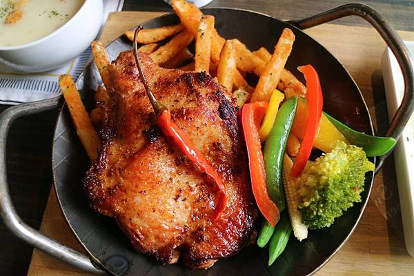 高雄鼓山區=<食>5號後院~中價位早午餐店*外國主廚*周末小酒館!真是偷得浮生半日閒呀~= 高雄鼓山區=<食>5號後院~中價位早午餐店*外國主廚*周末小酒館!真是偷得浮生半日閒呀~=