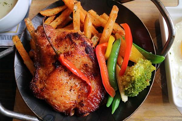 高雄鼓山區=<食>5號後院~中價位早午餐店*外國主廚*周末小酒館!真是偷得浮生半日閒呀~= 高雄鼓山區=<食>5號後院~中價位早午餐店*外國主廚*周末小酒館!真是偷得浮生半日閒呀~=