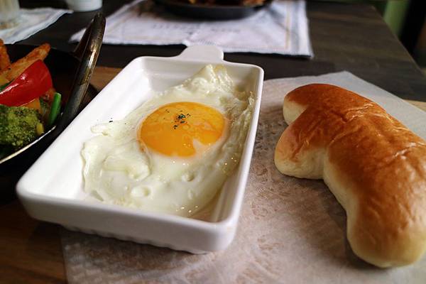 高雄鼓山區=<食>5號後院~中價位早午餐店*外國主廚*周末小酒館!真是偷得浮生半日閒呀~= 高雄鼓山區=<食>5號後院~中價位早午餐店*外國主廚*周末小酒館!真是偷得浮生半日閒呀~=