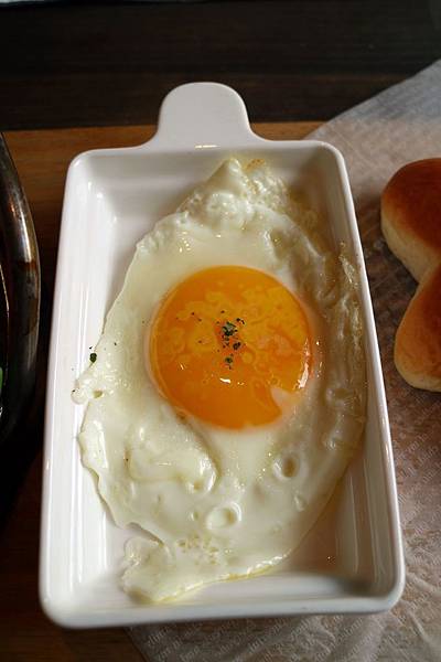 高雄鼓山區=<食>5號後院~中價位早午餐店*外國主廚*周末小酒館!真是偷得浮生半日閒呀~= 高雄鼓山區=<食>5號後院~中價位早午餐店*外國主廚*周末小酒館!真是偷得浮生半日閒呀~=