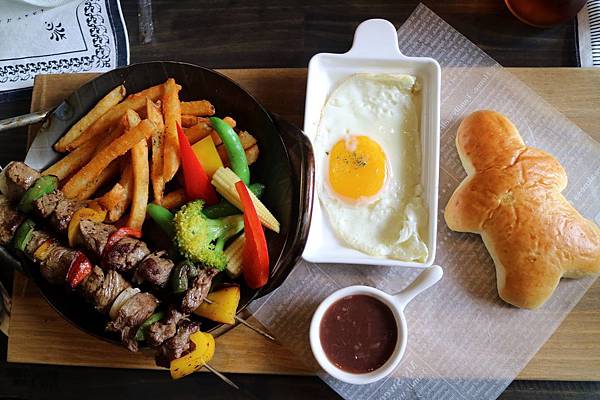 高雄鼓山區=<食>5號後院~中價位早午餐店*外國主廚*周末小酒館!真是偷得浮生半日閒呀~= 高雄鼓山區=<食>5號後院~中價位早午餐店*外國主廚*周末小酒館!真是偷得浮生半日閒呀~=