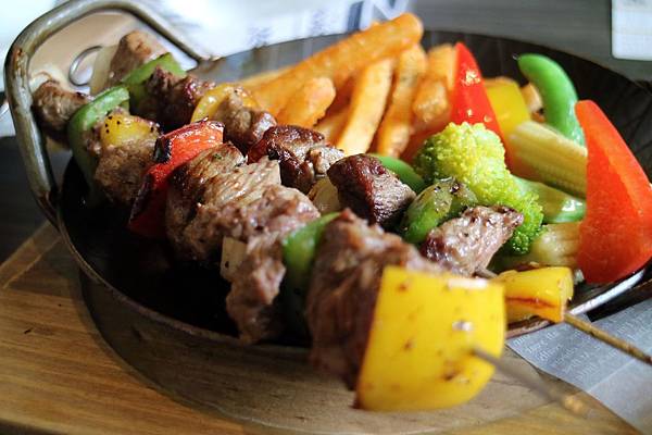 高雄鼓山區=<食>5號後院~中價位早午餐店*外國主廚*周末小酒館!真是偷得浮生半日閒呀~= 高雄鼓山區=<食>5號後院~中價位早午餐店*外國主廚*周末小酒館!真是偷得浮生半日閒呀~=