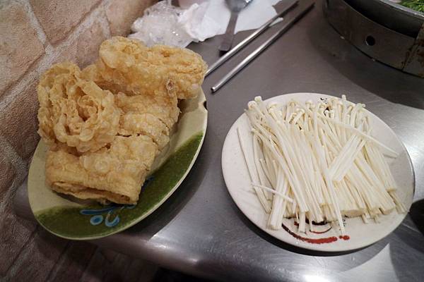 高雄三民區=<食>大老爺韓國烤肉~cp值好高好高一鍋150元吃飽飽的好滿足=