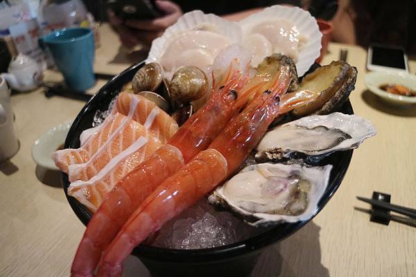 高雄鳳山區=<食>築饌日式料理~88元/138元讓你輕鬆吃新鮮日本丼飯~不能錯過的更是師傅用心純熟的技術及挑選的海鮮以及美味的海鮮鍋物,樣樣都吸引人啊= 高雄鳳山區=<食>築饌日式料理~88元/138元讓你輕鬆吃新鮮日本丼飯~不能錯過的更是師傅用心純熟的技術及挑選的海鮮以及美味的海鮮鍋物,樣樣都吸引人啊=