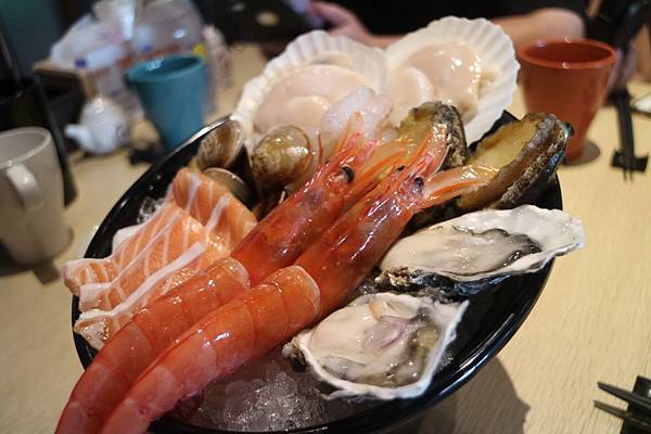 高雄鳳山區=<食>築饌日式料理~88元/138元讓你輕鬆吃新鮮日本丼飯~不能錯過的更是師傅用心純熟的技術及挑選的海鮮以及美味的海鮮鍋物,樣樣都吸引人啊= 高雄鳳山區=<食>築饌日式料理~88元/138元讓你輕鬆吃新鮮日本丼飯~不能錯過的更是師傅用心純熟的技術及挑選的海鮮以及美味的海鮮鍋物,樣樣都吸引人啊=