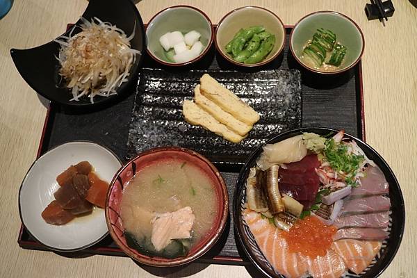 高雄鳳山區=<食>築饌日式料理~88元/138元讓你輕鬆吃新鮮日本丼飯~不能錯過的更是師傅用心純熟的技術及挑選的海鮮以及美味的海鮮鍋物,樣樣都吸引人啊= 高雄鳳山區=<食>築饌日式料理~88元/138元讓你輕鬆吃新鮮日本丼飯~不能錯過的更是師傅用心純熟的技術及挑選的海鮮以及美味的海鮮鍋物,樣樣都吸引人啊=