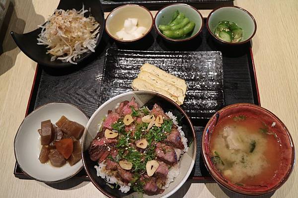 高雄鳳山區=<食>築饌日式料理~88元/138元讓你輕鬆吃新鮮日本丼飯~不能錯過的更是師傅用心純熟的技術及挑選的海鮮以及美味的海鮮鍋物,樣樣都吸引人啊= 高雄鳳山區=<食>築饌日式料理~88元/138元讓你輕鬆吃新鮮日本丼飯~不能錯過的更是師傅用心純熟的技術及挑選的海鮮以及美味的海鮮鍋物,樣樣都吸引人啊=