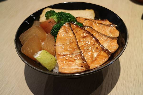 高雄鳳山區=<食>築饌日式料理~88元/138元讓你輕鬆吃新鮮日本丼飯~不能錯過的更是師傅用心純熟的技術及挑選的海鮮以及美味的海鮮鍋物,樣樣都吸引人啊= 高雄鳳山區=<食>築饌日式料理~88元/138元讓你輕鬆吃新鮮日本丼飯~不能錯過的更是師傅用心純熟的技術及挑選的海鮮以及美味的海鮮鍋物,樣樣都吸引人啊=