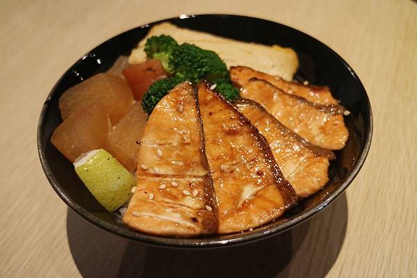 高雄鳳山區=<食>築饌日式料理~88元/138元讓你輕鬆吃新鮮日本丼飯~不能錯過的更是師傅用心純熟的技術及挑選的海鮮以及美味的海鮮鍋物,樣樣都吸引人啊= 高雄鳳山區=<食>築饌日式料理~88元/138元讓你輕鬆吃新鮮日本丼飯~不能錯過的更是師傅用心純熟的技術及挑選的海鮮以及美味的海鮮鍋物,樣樣都吸引人啊=