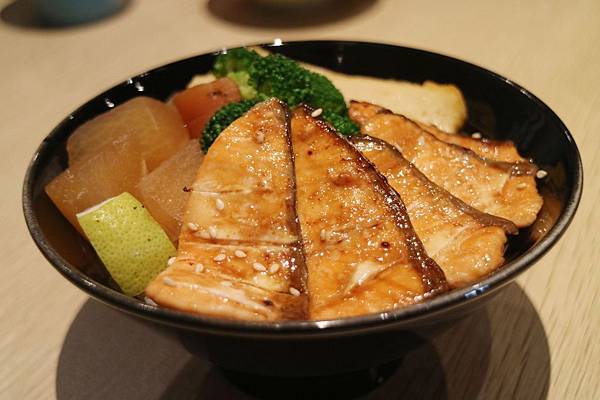 高雄鳳山區=<食>築饌日式料理~88元/138元讓你輕鬆吃新鮮日本丼飯~不能錯過的更是師傅用心純熟的技術及挑選的海鮮以及美味的海鮮鍋物,樣樣都吸引人啊= 高雄鳳山區=<食>築饌日式料理~88元/138元讓你輕鬆吃新鮮日本丼飯~不能錯過的更是師傅用心純熟的技術及挑選的海鮮以及美味的海鮮鍋物,樣樣都吸引人啊=