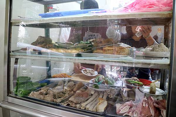 高雄前鎮區=<食>文璋陽春麵~用心交陪的麵店*一種溫度感情傳達彷彿去到鄰居家吃麵的概念*高雄排隊麵店= 高雄前鎮區=<食>文璋陽春麵~用心交陪的麵店*一種溫度感情傳達彷彿去到鄰居家吃麵的概念*高雄排隊麵店=