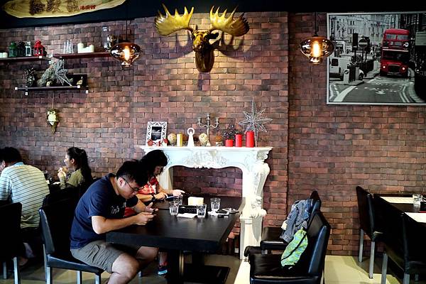 屏東潮州鎮=<吃飽>拾玖義洋食館 Nineteen~潮州美食推薦＊泰式酸辣漁夫豐盛海鮮＊串燒霜降松阪豬必吃!＊讓你吃鹹吃甜喝冰沙喝咖啡樣樣有=