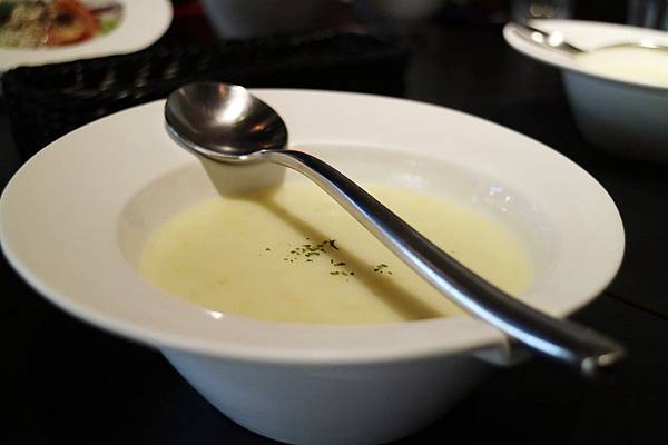 屏東潮州鎮=<吃飽>拾玖義洋食館 Nineteen~潮州美食推薦＊泰式酸辣漁夫豐盛海鮮＊串燒霜降松阪豬必吃!＊讓你吃鹹吃甜喝冰沙喝咖啡樣樣有=