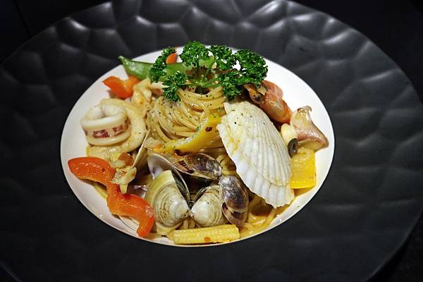 屏東潮州鎮=<吃飽>拾玖義洋食館 Nineteen~潮州美食推薦＊泰式酸辣漁夫豐盛海鮮＊串燒霜降松阪豬必吃!＊讓你吃鹹吃甜喝冰沙喝咖啡樣樣有=