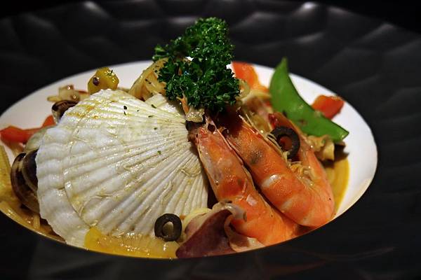 屏東潮州鎮=<吃飽>拾玖義洋食館 Nineteen~潮州美食推薦＊泰式酸辣漁夫豐盛海鮮＊串燒霜降松阪豬必吃!＊讓你吃鹹吃甜喝冰沙喝咖啡樣樣有=