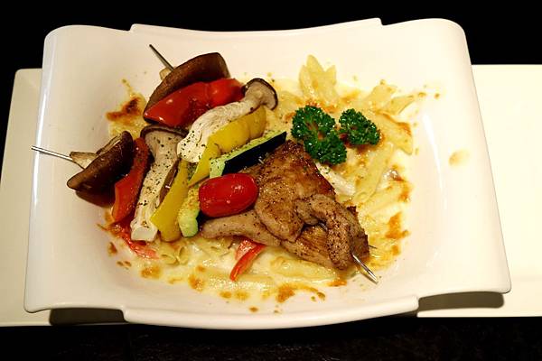 屏東潮州鎮=<吃飽>拾玖義洋食館 Nineteen~潮州美食推薦＊泰式酸辣漁夫豐盛海鮮＊串燒霜降松阪豬必吃!＊讓你吃鹹吃甜喝冰沙喝咖啡樣樣有=