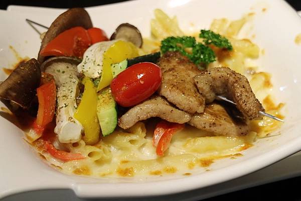 屏東潮州鎮=<吃飽>拾玖義洋食館 Nineteen~潮州美食推薦＊泰式酸辣漁夫豐盛海鮮＊串燒霜降松阪豬必吃!＊讓你吃鹹吃甜喝冰沙喝咖啡樣樣有=