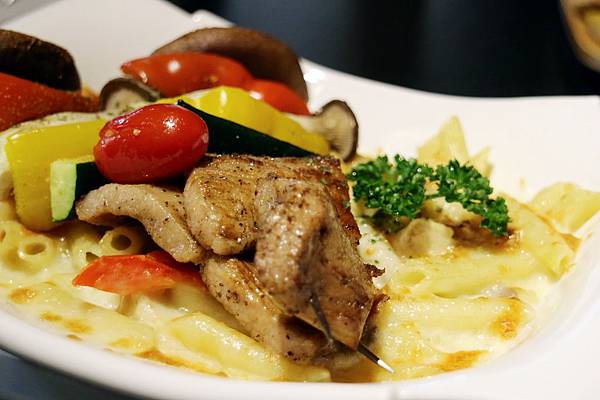 屏東潮州鎮=<吃飽>拾玖義洋食館 Nineteen~潮州美食推薦＊泰式酸辣漁夫豐盛海鮮＊串燒霜降松阪豬必吃!＊讓你吃鹹吃甜喝冰沙喝咖啡樣樣有=