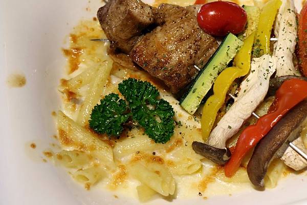 屏東潮州鎮=<吃飽>拾玖義洋食館 Nineteen~潮州美食推薦＊泰式酸辣漁夫豐盛海鮮＊串燒霜降松阪豬必吃!＊讓你吃鹹吃甜喝冰沙喝咖啡樣樣有=