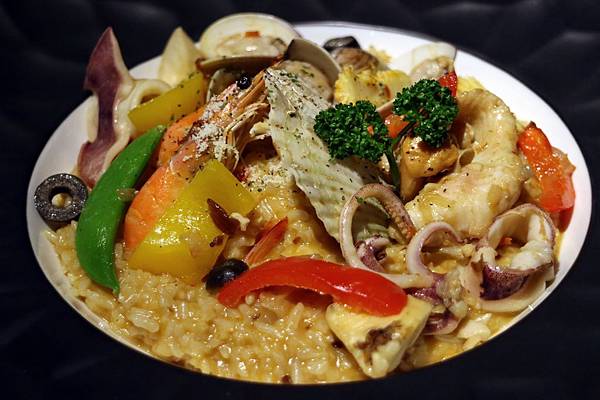 屏東潮州鎮=<吃飽>拾玖義洋食館 Nineteen~潮州美食推薦＊泰式酸辣漁夫豐盛海鮮＊串燒霜降松阪豬必吃!＊讓你吃鹹吃甜喝冰沙喝咖啡樣樣有=