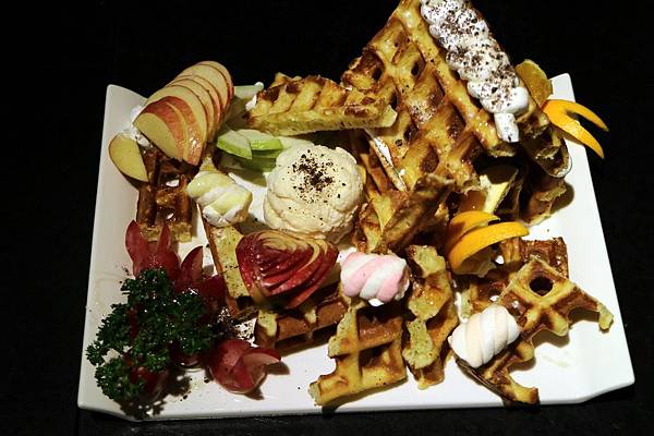 屏東潮州鎮=<吃飽>拾玖義洋食館 Nineteen~潮州美食推薦＊泰式酸辣漁夫豐盛海鮮＊串燒霜降松阪豬必吃!＊讓你吃鹹吃甜喝冰沙喝咖啡樣樣有=