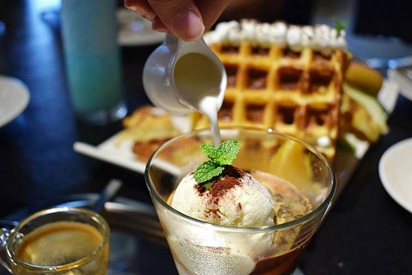 屏東潮州鎮=<吃飽>拾玖義洋食館 Nineteen~潮州美食推薦＊泰式酸辣漁夫豐盛海鮮＊串燒霜降松阪豬必吃!＊讓你吃鹹吃甜喝冰沙喝咖啡樣樣有=