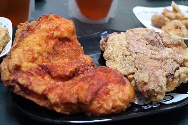 高雄左營區=<食>三拾三創意炸物(立大店)~中午就可以開吃雞排*酥脆的讓你不要不要的*有室內座位可以好好品嘗*推推= 高雄左營區=<食>三拾三創意炸物(立大店)~中午就可以開吃雞排*酥脆的讓你不要不要的*有室內座位可以好好品嘗*推推=