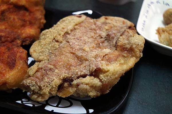 高雄左營區=<食>三拾三創意炸物(立大店)~中午就可以開吃雞排*酥脆的讓你不要不要的*有室內座位可以好好品嘗*推推= 高雄左營區=<食>三拾三創意炸物(立大店)~中午就可以開吃雞排*酥脆的讓你不要不要的*有室內座位可以好好品嘗*推推=