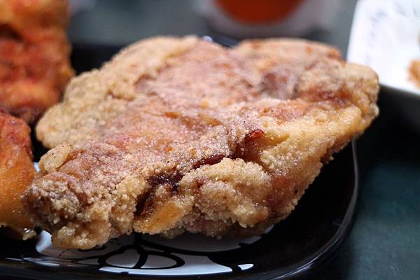 高雄左營區=<食>三拾三創意炸物(立大店)~中午就可以開吃雞排*酥脆的讓你不要不要的*有室內座位可以好好品嘗*推推= 高雄左營區=<食>三拾三創意炸物(立大店)~中午就可以開吃雞排*酥脆的讓你不要不要的*有室內座位可以好好品嘗*推推=