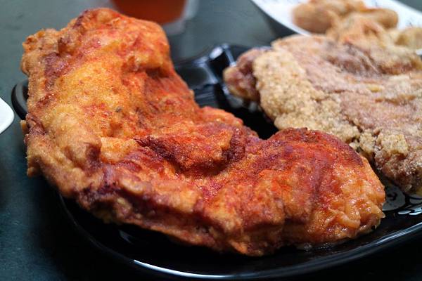 高雄左營區=<食>三拾三創意炸物(立大店)~中午就可以開吃雞排*酥脆的讓你不要不要的*有室內座位可以好好品嘗*推推= 高雄左營區=<食>三拾三創意炸物(立大店)~中午就可以開吃雞排*酥脆的讓你不要不要的*有室內座位可以好好品嘗*推推=