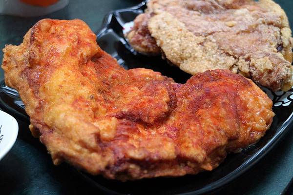 高雄左營區=<食>三拾三創意炸物(立大店)~中午就可以開吃雞排*酥脆的讓你不要不要的*有室內座位可以好好品嘗*推推= 高雄左營區=<食>三拾三創意炸物(立大店)~中午就可以開吃雞排*酥脆的讓你不要不要的*有室內座位可以好好品嘗*推推=